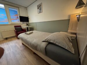 1 persoonskamer met douche en toilet