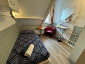 1 persoonskamer gedeeld  douche en toilet